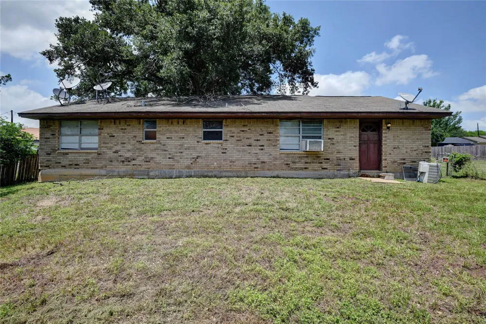 921 E 3rd Street Bellville, TX 77418