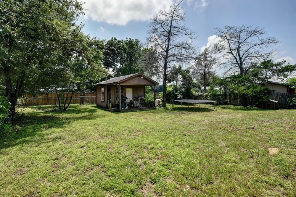 921 E 3rd Street Bellville, TX 77418