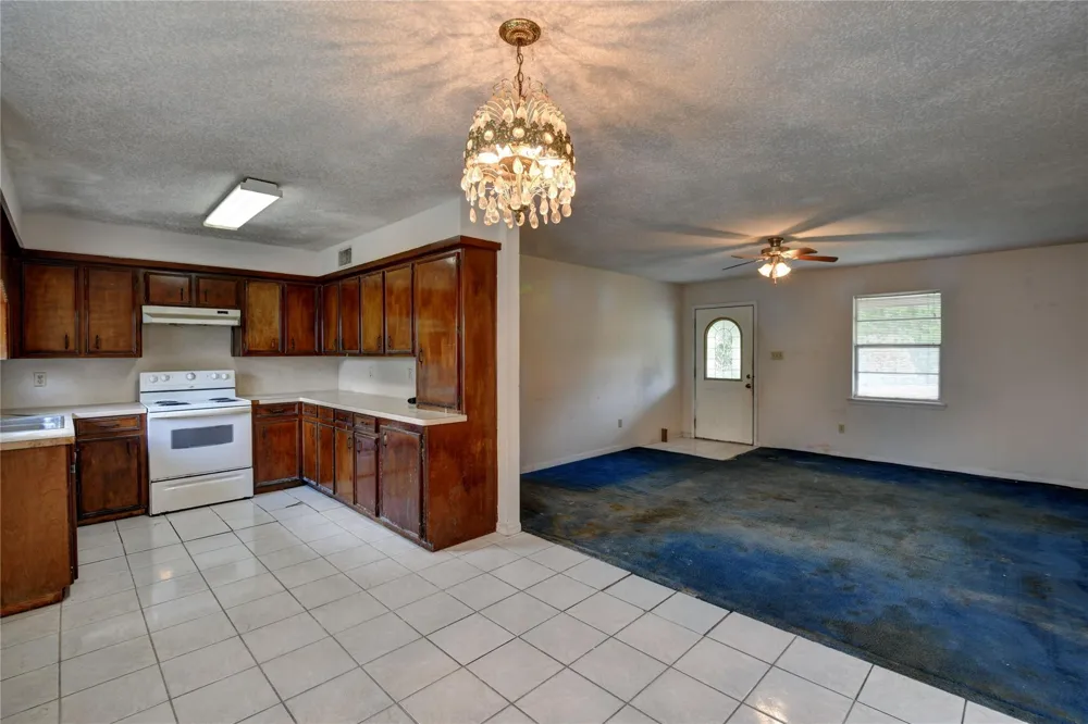 921 E 3rd Street Bellville, TX 77418