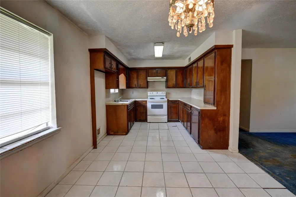 921 E 3rd Street Bellville, TX 77418