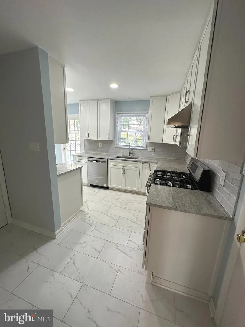 13524 ELLENDALE DRIVE Chantilly, VA 20151