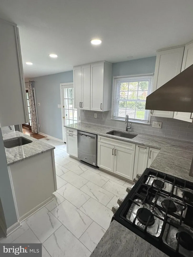 13524 ELLENDALE DRIVE Chantilly, VA 20151