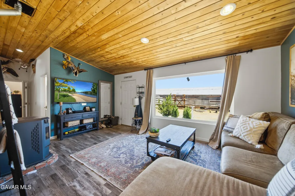 10620 Leona Avenue Leona Valley, CA 93551