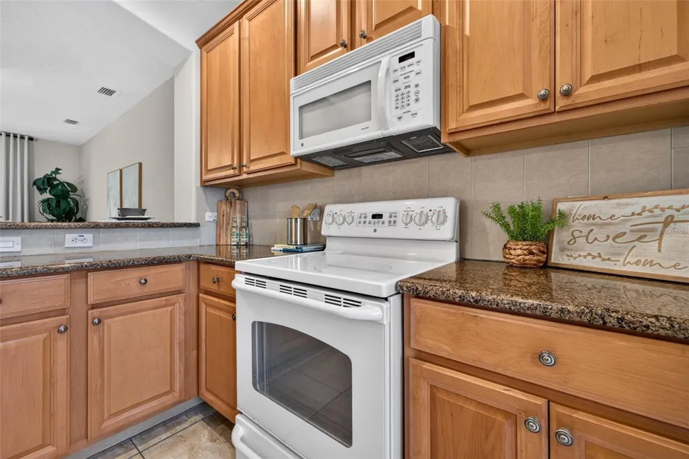 7172 ISLAMORADA CIRCLE Seminole, FL 33777