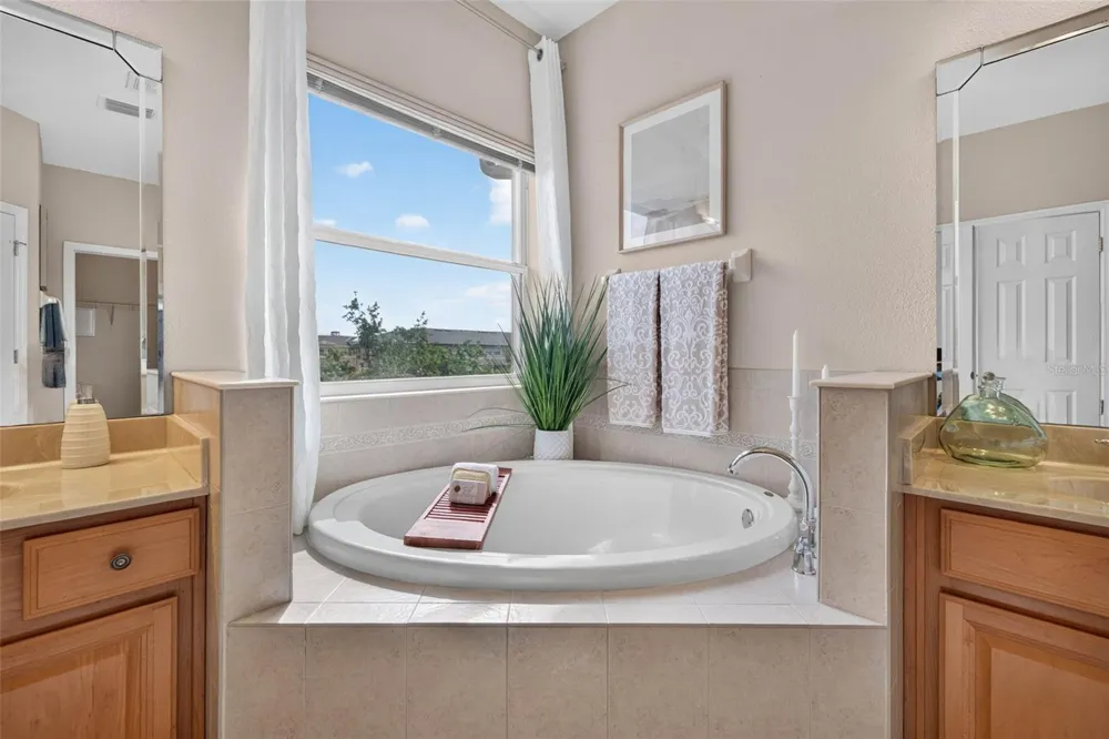 7172 ISLAMORADA CIRCLE Seminole, FL 33777
