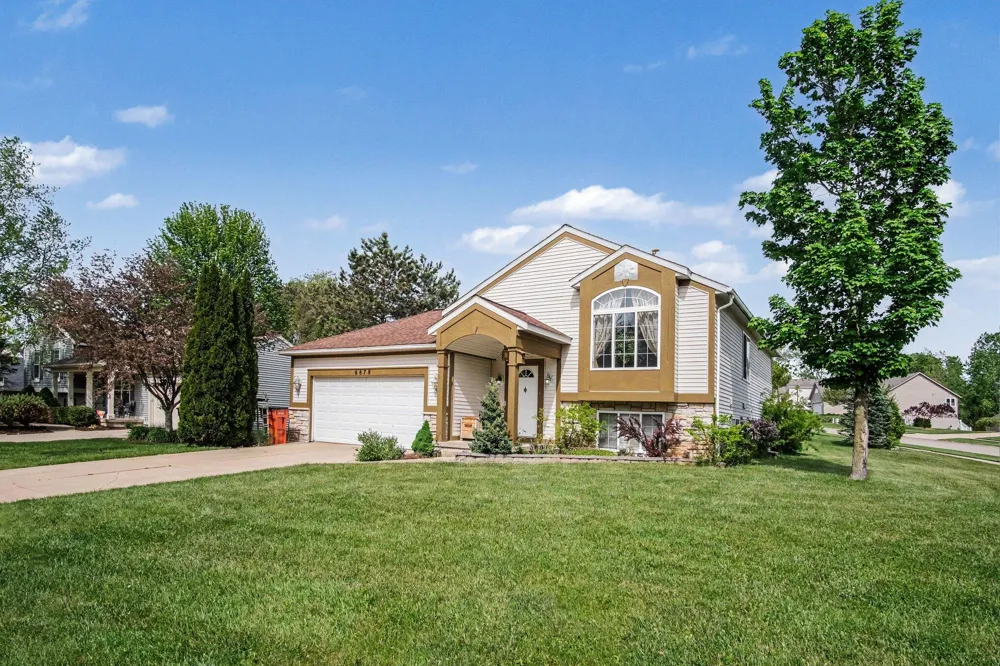 6878 Lake Bluff Drive NE Comstock Park, MI 49321