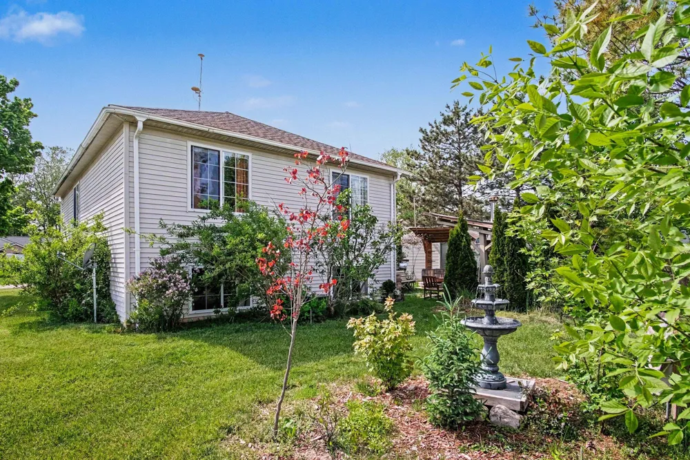6878 Lake Bluff Drive NE Comstock Park, MI 49321