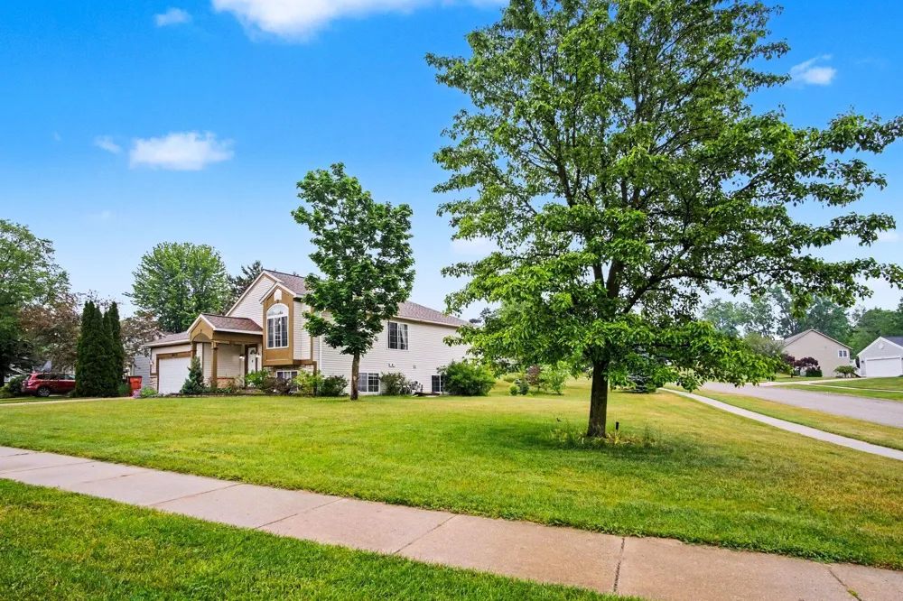 6878 Lake Bluff Drive NE Comstock Park, MI 49321