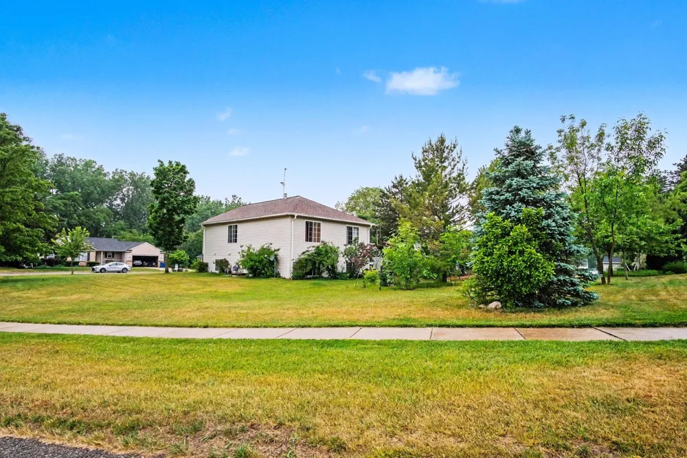 6878 Lake Bluff Drive NE Comstock Park, MI 49321