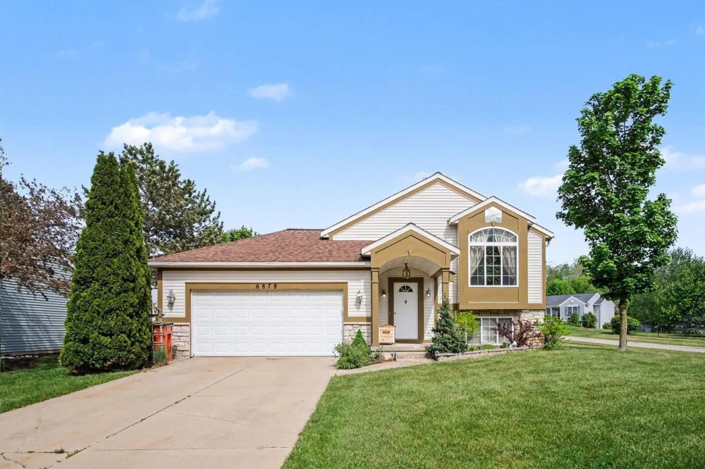 6878 Lake Bluff Drive NE Comstock Park, MI 49321