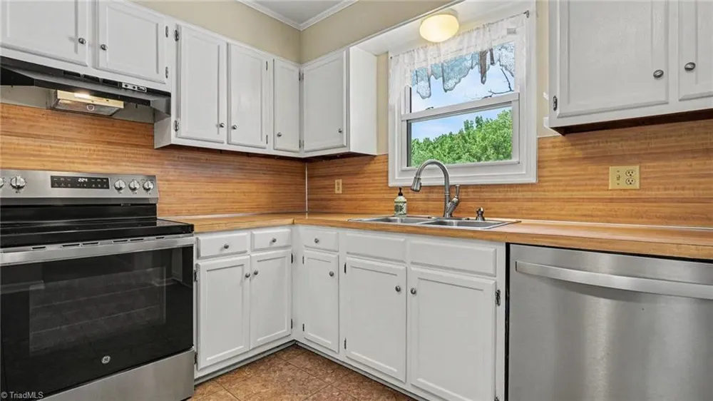 6594 Riverwood Road Walkertown, NC 27051