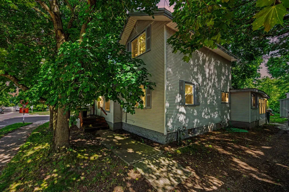 402 W Broadway Street Three Rivers City, MI 49093