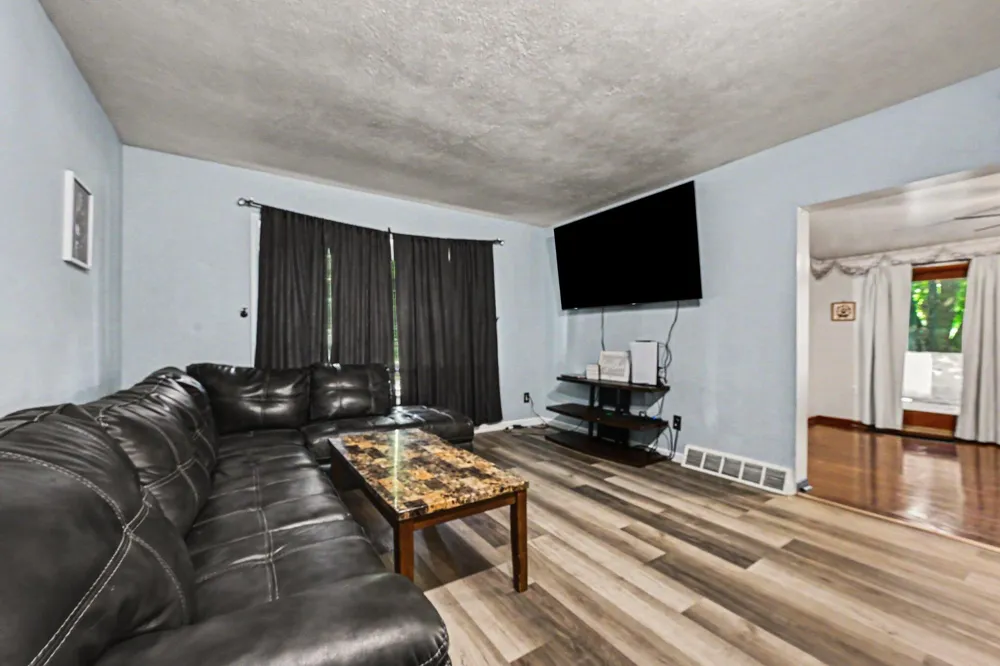 402 W Broadway Street Three Rivers City, MI 49093