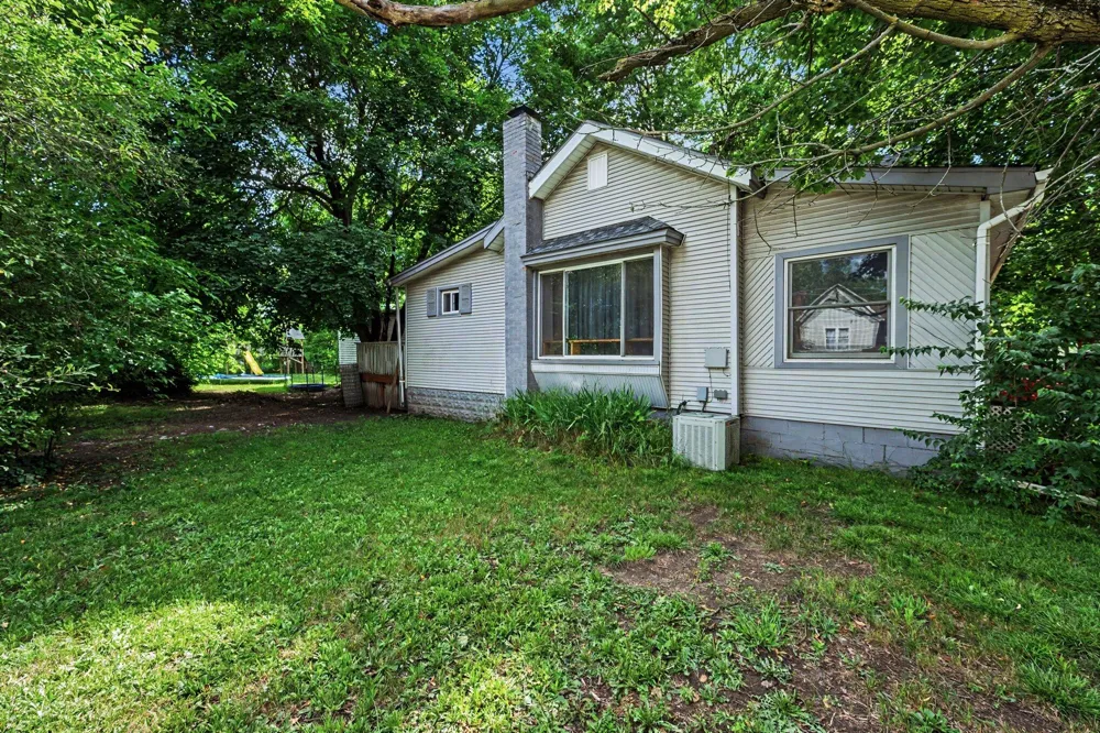 402 W Broadway Street Three Rivers City, MI 49093