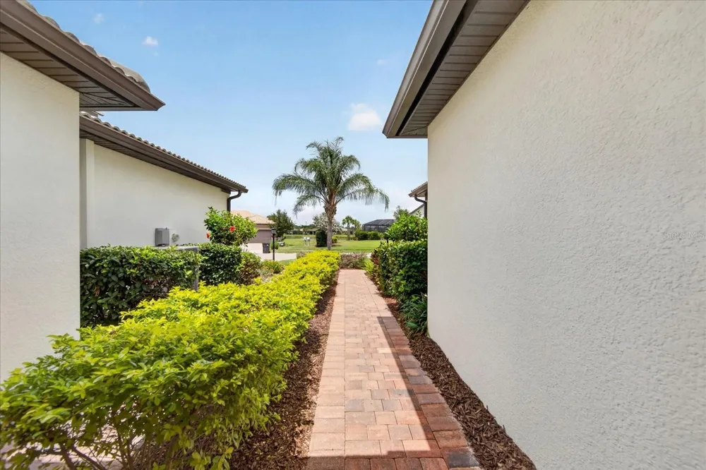17658 CAMDEN DRIVE Bradenton, FL 34202