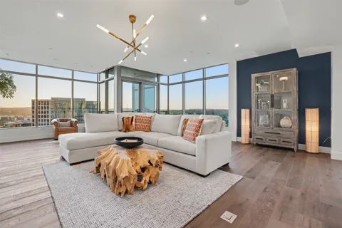 501 West Avenue #1604