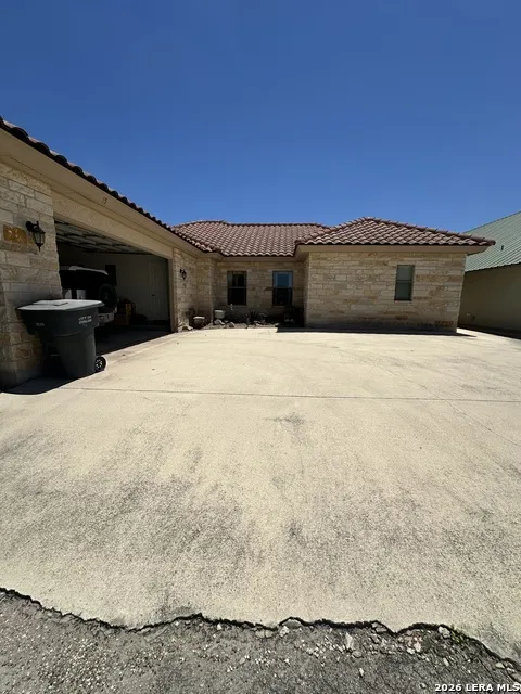 15 Leona Hts Uvalde, TX 78801