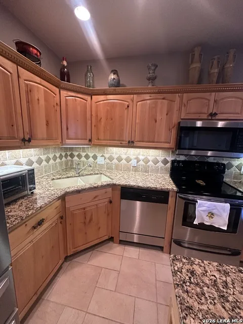 15 Leona Hts Uvalde, TX 78801
