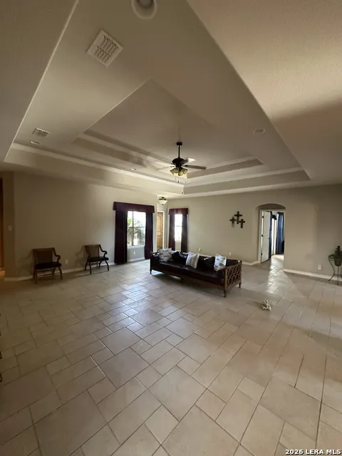 15 Leona Hts Uvalde, TX 78801
