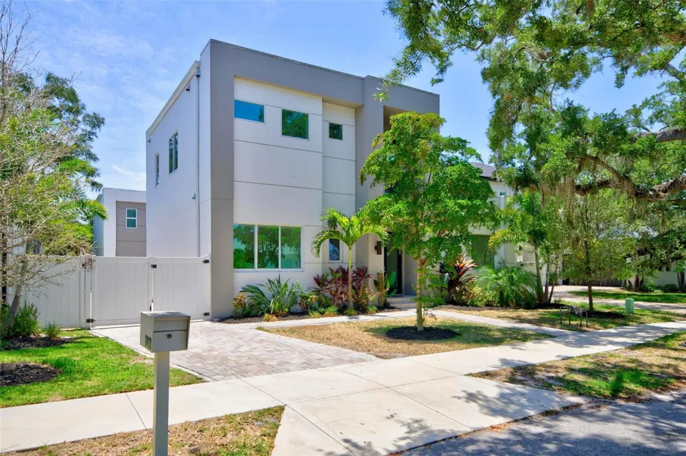 2430 FLOYD STREET Sarasota, FL 34239