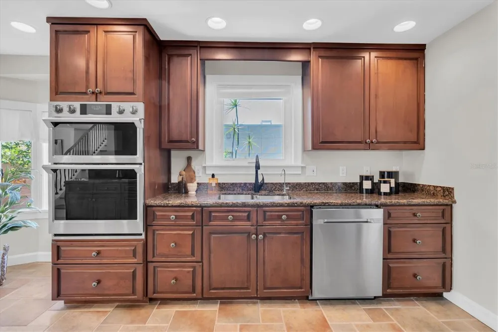 6921 MANGO AVENUE S St Petersburg, FL 33707