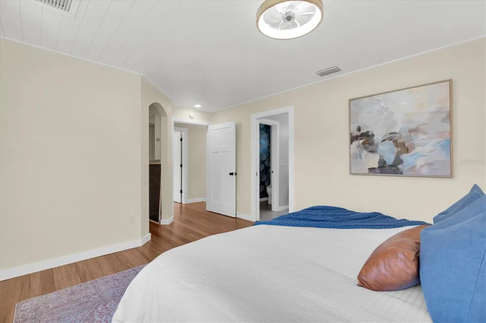 6921 MANGO AVENUE S St Petersburg, FL 33707