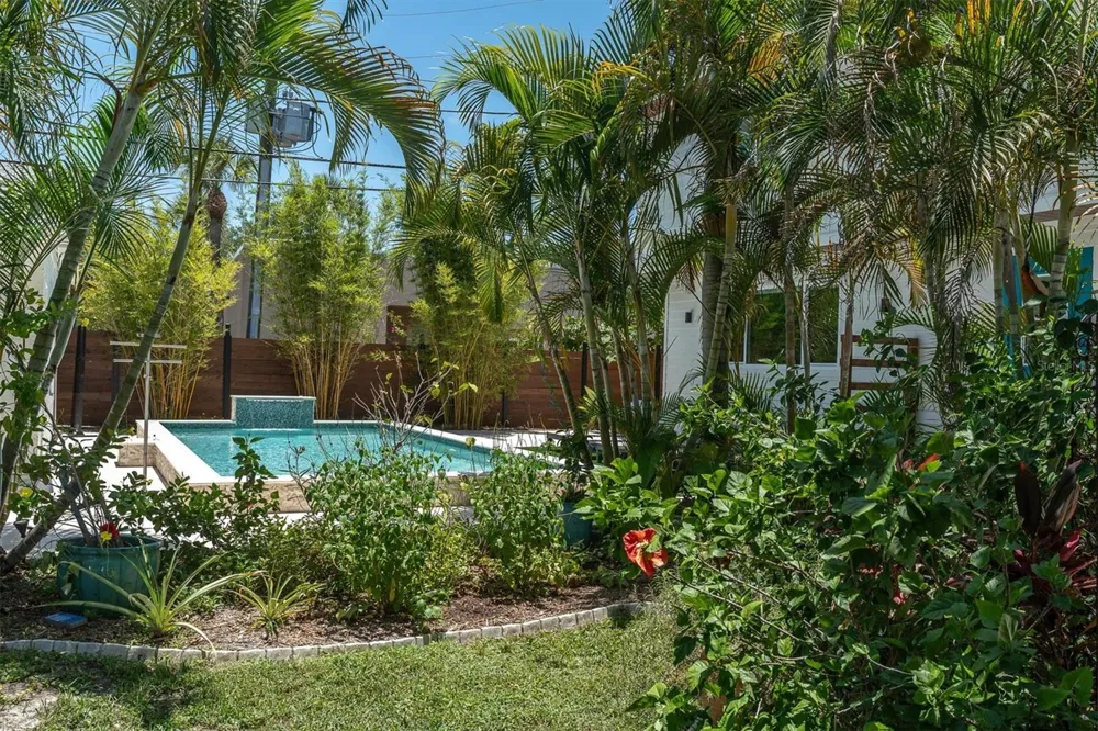 6921 MANGO AVENUE S St Petersburg, FL 33707