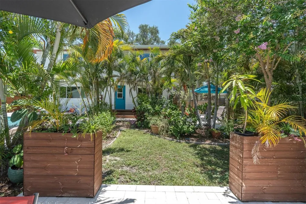 6921 MANGO AVENUE S St Petersburg, FL 33707