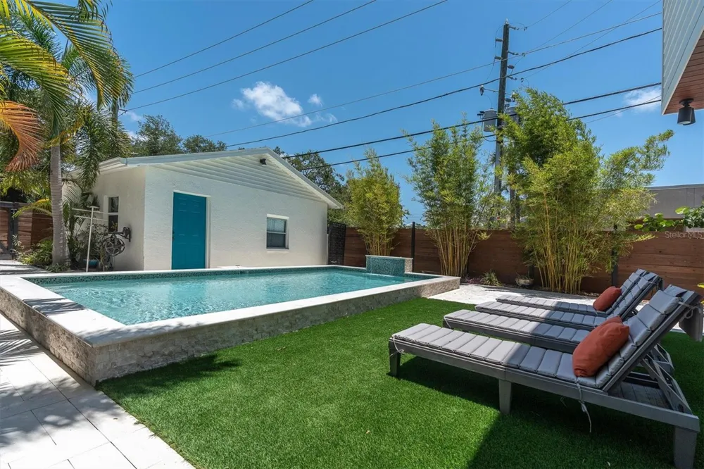6921 MANGO AVENUE S St Petersburg, FL 33707