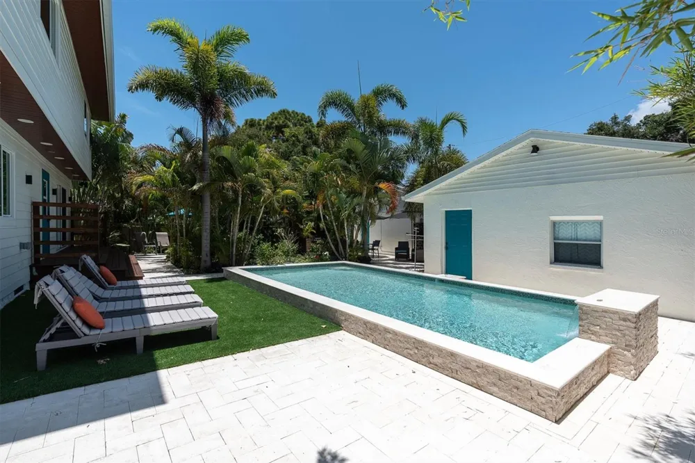 6921 MANGO AVENUE S St Petersburg, FL 33707