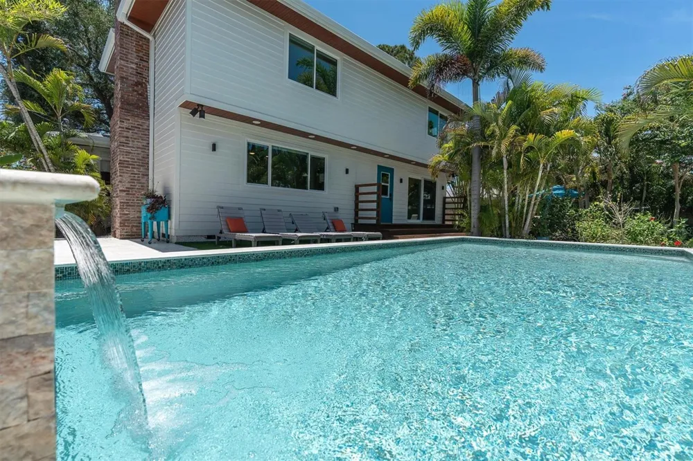 6921 MANGO AVENUE S St Petersburg, FL 33707