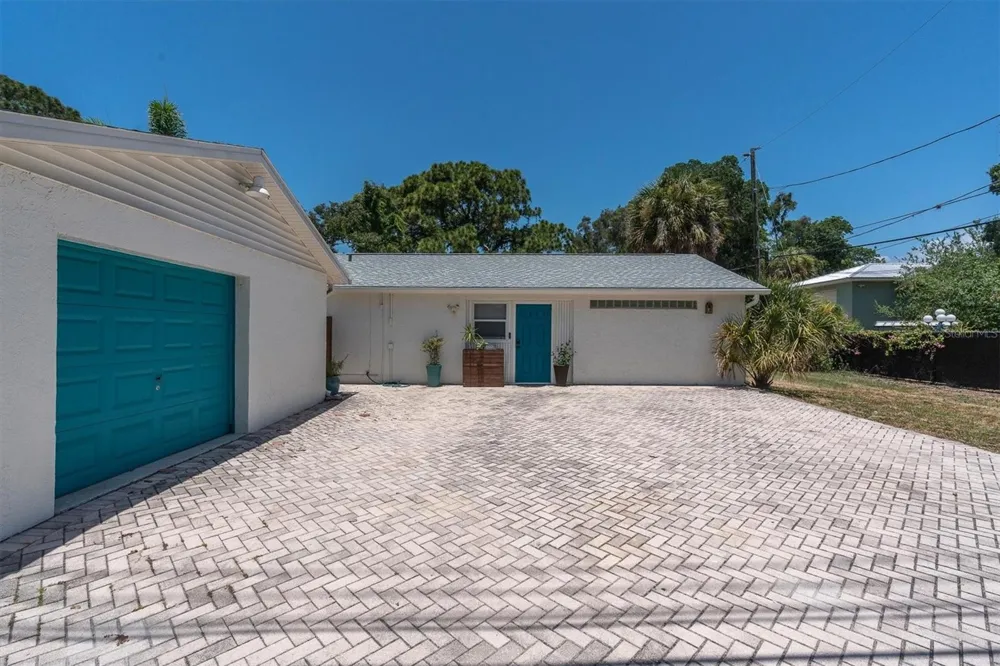 6921 MANGO AVENUE S St Petersburg, FL 33707