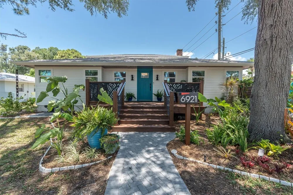 6921 MANGO AVENUE S St Petersburg, FL 33707