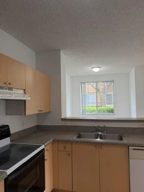 8030 Nob Hill Rd #102 Tamarac, FL 33321