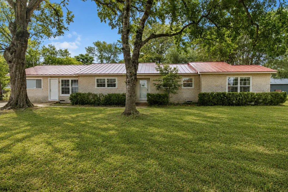 709 NE Tiger Lane Smithville, TX 78957