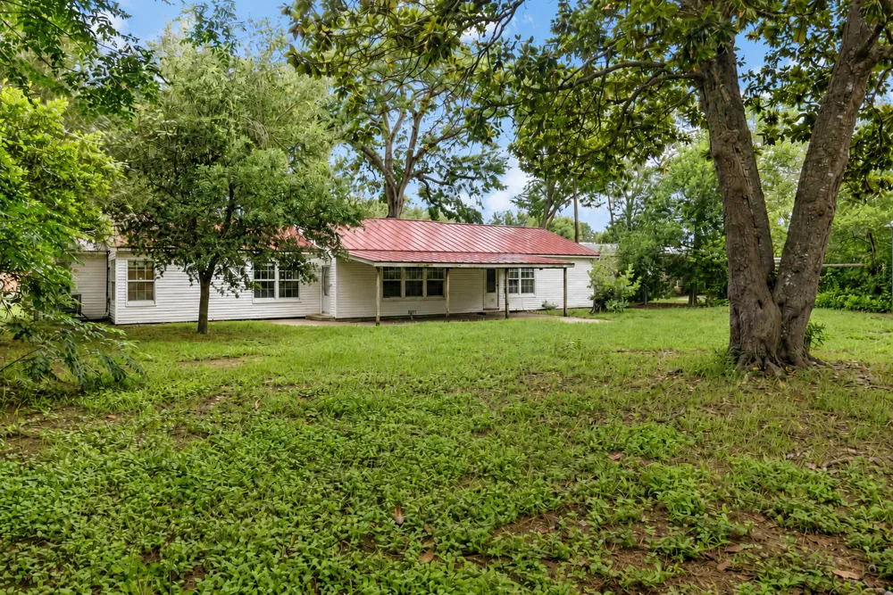709 NE Tiger Lane Smithville, TX 78957
