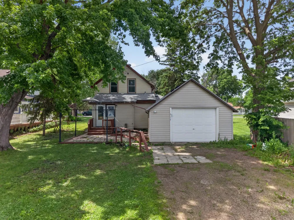 317 S 4th Street Le Sueur, MN 56058