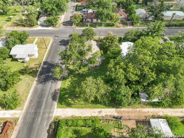 1902 17th St Hondo, TX 78861