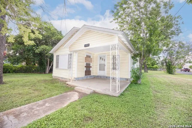 1902 17th St Hondo, TX 78861