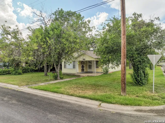 1902 17th St Hondo, TX 78861
