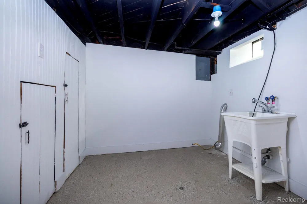 24865 Ridgecroft Avenue Eastpointe City, MI 48021