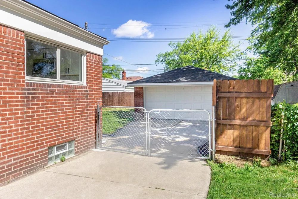 24865 Ridgecroft Avenue Eastpointe City, MI 48021