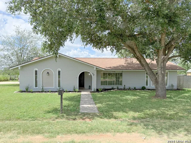 401 BLUEBONNET AVE Devine, TX 78016