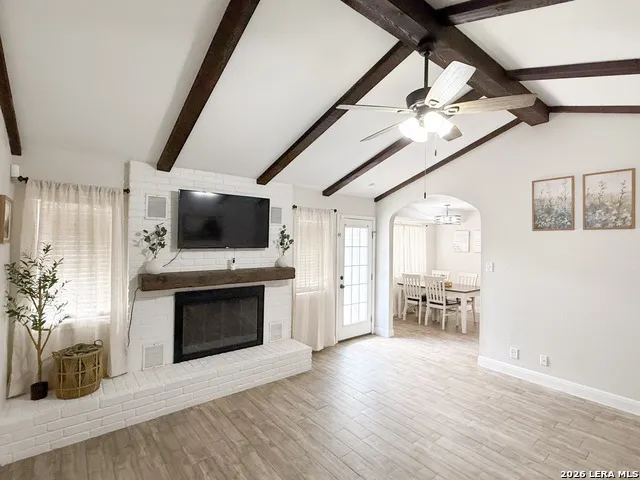 401 BLUEBONNET AVE Devine, TX 78016