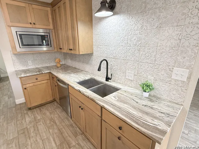 401 BLUEBONNET AVE Devine, TX 78016