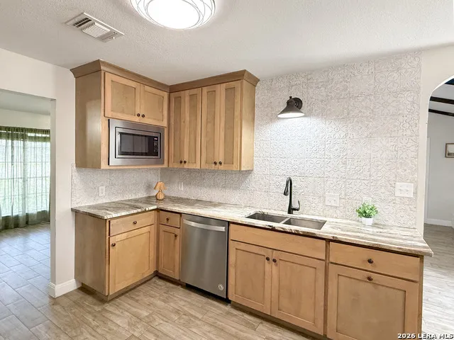 401 BLUEBONNET AVE Devine, TX 78016