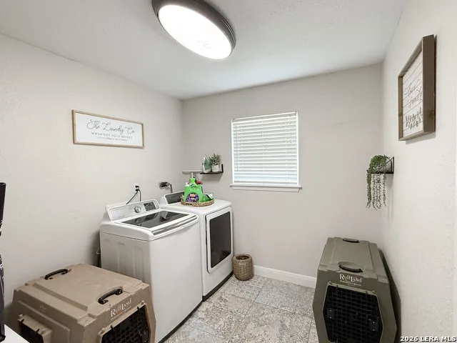 401 BLUEBONNET AVE Devine, TX 78016