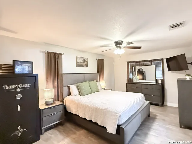 401 BLUEBONNET AVE Devine, TX 78016