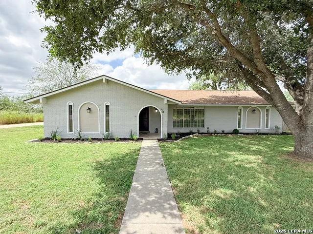 401 BLUEBONNET AVE Devine, TX 78016