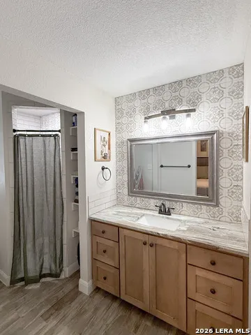 401 BLUEBONNET AVE Devine, TX 78016